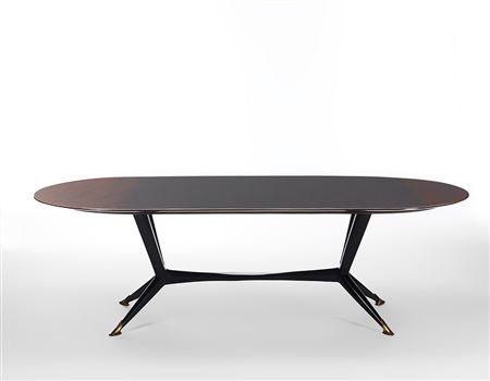 Draga & Aurel Grande tavolo in legno dipinto rivestito in resina, gambe in...