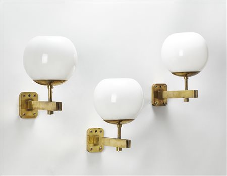 Tre lampade da parete in ottone con globo diffusore in vetro incamiciato...