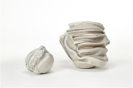 Carlo Zauli (1926 - 2002)Lotto di due sculture in ceramica smaltata in beige...