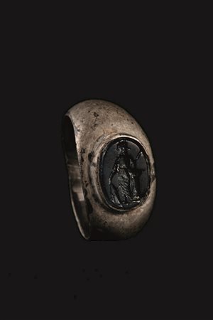 ANELLO ROMANO IN ARGENTO DATAZIONE: III-IV sec. d. C. MATERIA E TECNICA:...