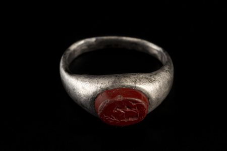 ANELLO ROMANO IN ARGENTO DATAZIONE: III-IV sec. d. C. MATERIA E TECNICA:...