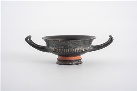 KYLIX A VERNICE NERA DATAZIONE: IV sec. a. C. MATERIA E TECNICA: argilla...