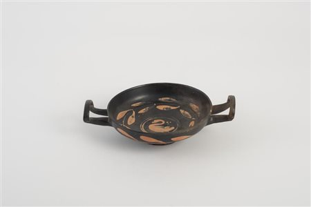 KYLIX APULA SUDDIPINTA DATAZIONE: prima metà IV sec a. C. MATERIA E TECNICA:...