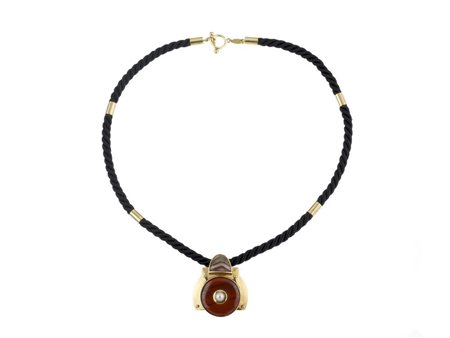 COLLANA CON PENDENTE IN ORO GIALLO, AGATA E PERLA, RITA GALLÉ, 1980 CIRCA il...