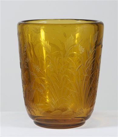 Moser: vaso in cristallo ambrato finemente inciso decorato con paesaggio. Con...