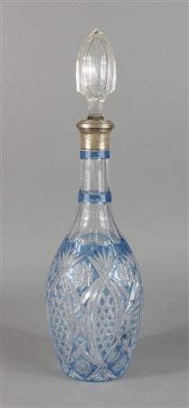 Bottiglia in cristallo azzurro con decori e grande tappo, collo in argento....