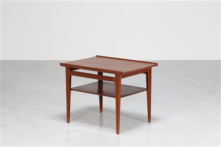 JUHL FINN (1912 - 1989) Tavolino. Legno di teak. Cm 70,50 x 54,50 x 51,00....