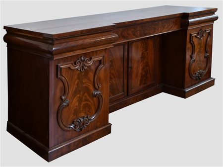 CREDENZA VITTORIANA Credenza lastronata in piuma di mogano con 4 ante e 3...