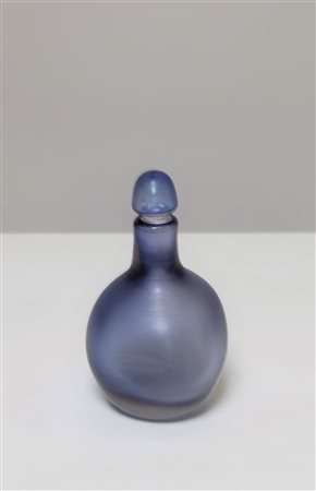 VENINI PAOLO (1895 - 1959) Bottiglia con tappo. Vetro di Murano. Cm 11,00 x...