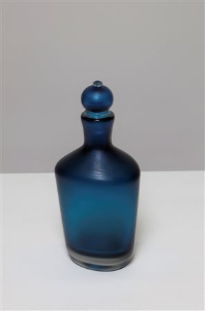VENINI PAOLO (1895 - 1959) Bottiglia con tappo. Vetro di Murano. Cm 13,00 x...