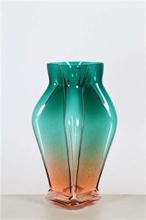 ZUCCHERI TONI (1937 - 2008) Grande vaso. Vetro di Murano. Cm 22,00 x 48,00....