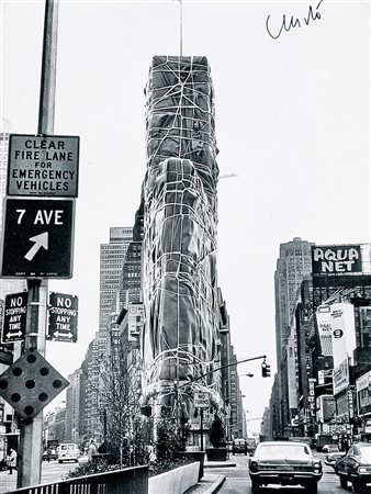 CHRISTO (1935) - Packed building (Project for 1 Times Square, Allied Chemical Tower, New York City)