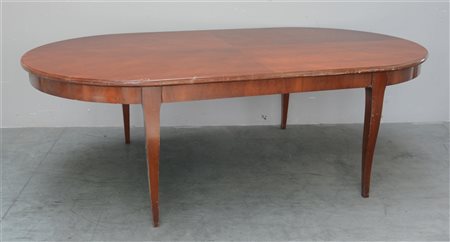 Grande tavolo con piano ovale lastronato, gambe curve (cm 225x 76x132)(munito...