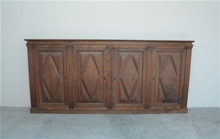 Credenza in stile a quattro ante pannellate e riquadrate (cm...