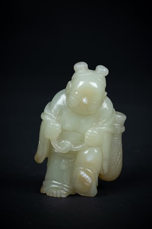 Arte Cinese  A kid shaped apple green carving China, Qing dynasty, 19th century .