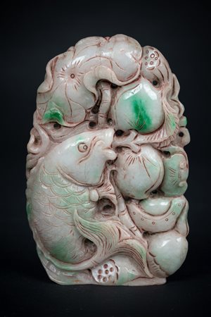 Arte Cinese  An apple green jade carving depicting a fish among fruits and flowers China, 19th century .