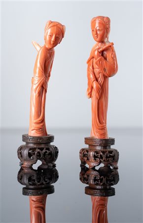Arte Cinese  A pair of small coral carving depicting femail characters China, 19th century .