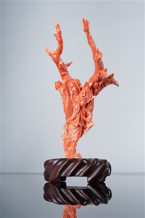 Arte Cinese  A coral carving depicting a lady within two trees China, 19th century .