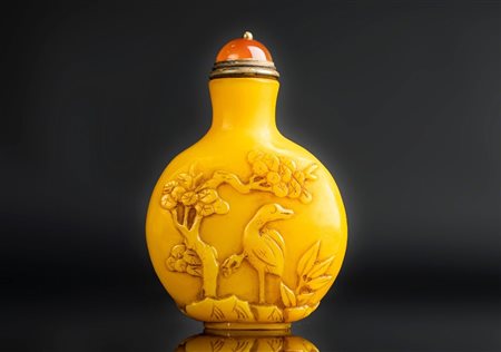 Arte Cinese  A yellow Pekin glass snuff bottle carved with Chinese pine and bird and bearing a three character mark at the baseChina, Qing dynasty, 19th century .