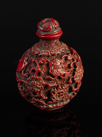 Arte Cinese  A red lacquered snuff bottle and stopper carved with Buddhist emblems China, Qing dynasty, 19th century .