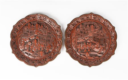 Arte Cinese  A pair of red lacqer dishes carved with courtly scenes and bearing a spurious Qianlong mark at the base China, Qing dynasty, 19th century .