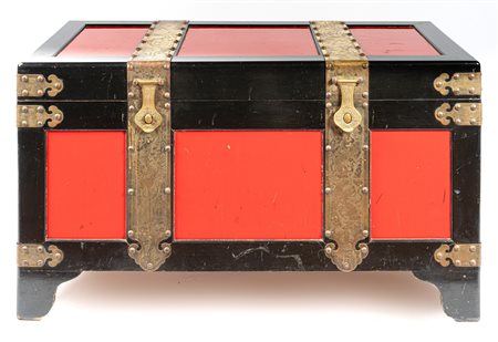 Arte Himalayana  A wooden black and red lacquered Tibetan chest 20th century .