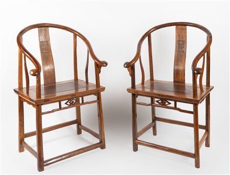 Arte Cinese  A pair of wooden horseshoe back armchairsChina, Qing dynasty, 19th century .