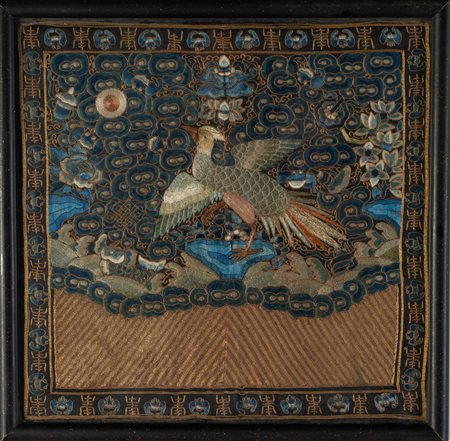 Arte Cinese  A badge silk fabric embroidered with a phoenix among clouds China, Qing dynasty, 19th century .