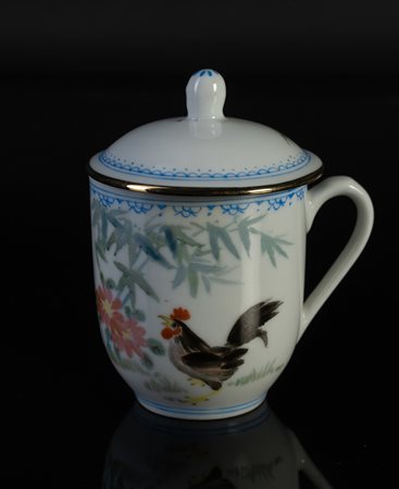 Arte Cinese  A signed porcelain cup and cover painted with a rooster and sealed China, 20th century .