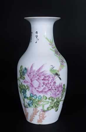 Arte Cinese  A porcelain vase painted with peony and a long inscription China, 20th century .