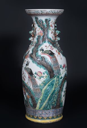 Arte Cinese  A baluster porcelain vase painted with a peacock and vegetal motifs China, 19th century .