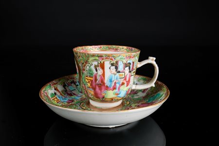 Arte Cinese  A Canton porcelain cup and saucer decorated with characters and birds within reserves. China, Qing dinasty, 19th century.