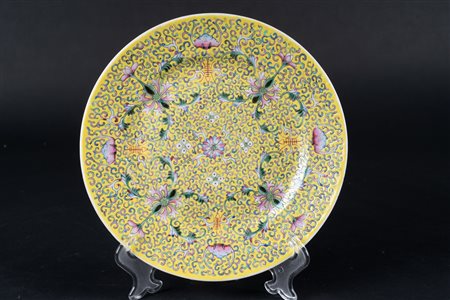 Arte Cinese  A yellow glazed porcelain dish decorated with sprays and bearing a Qianlong four character mark at the baseChina, 20th century .