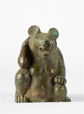 Arte Cinese  A bronze figure of a bear in the zhou styleChina, 20th century .