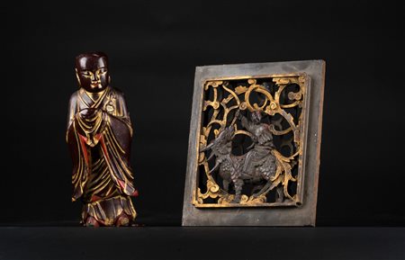 Arte Cinese  A lot composed two wooden lacquer items: a carved panel and a figure of a standing monk China, Qing dynasty, 19th century .