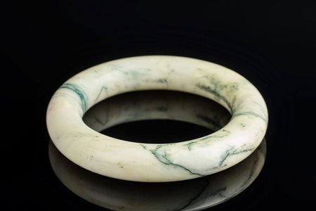 Arte Cinese  A Chinese variegated green and white marble bangle.
