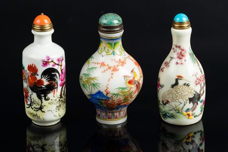 Arte Cinese  Two porcelain and one glass snuff bottles China, Qing dynasty.
