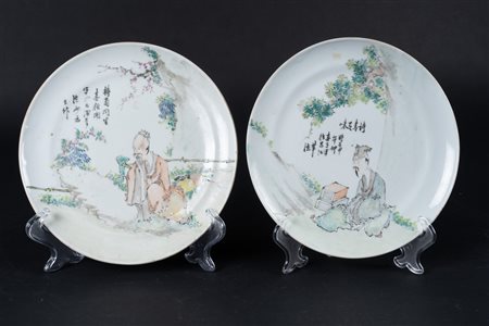 Arte Cinese  A pair of porcelain dishes painted with characters and inscriptionsChina, early 20th century .