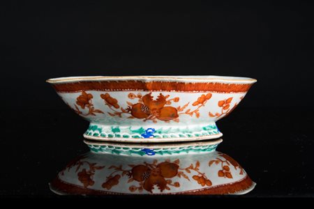 Arte Cinese  A lobed porcelain footed bowl, enamelled with red flowers and pomegrantesChina, Qing dinasty, 19th century.