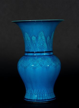 Arte Cinese  A turquoise glazed baluster vase with engraved floral decoration China, 20th century .