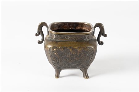 Arte Cinese  A small bronze square censer China, Qing dynasty, 18th century .