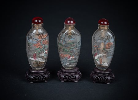 Arte Cinese  Three reverse painted glass snuff bottles China, 20th century .