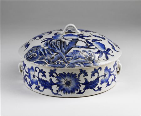 Arte Cinese  A blue and white porcelain box painted with peaches China, 20th century .