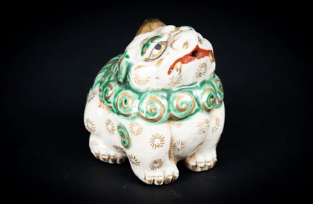 ARTE GIAPPONESE  A small enamelled porcelain ko Kutani dogJapan, 19th century .