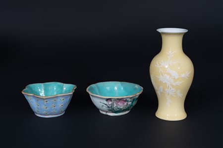 Arte Cinese  A group of three porcelain items China, 19th century .
