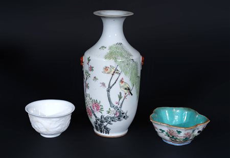 Arte Cinese  A group of three porcelain itemsChina, 19th century .