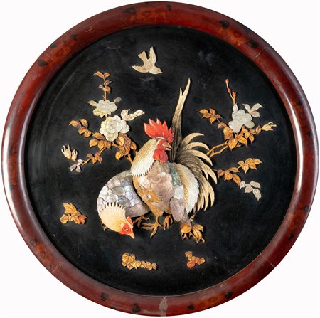 Arte Cinese  A Shibayama round wooden plaque decorated with mother of pearl and stones China o Japan, 20th century .