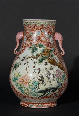 Arte Cinese  A famille rose porcelain vase painted with reserves containing cranes e bearing a Qianlong mark at the baseChina, 20th century .