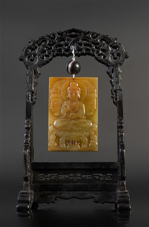 Arte Cinese  A celadon jade plaque carved with Buddha and inscription. China, 19th century .