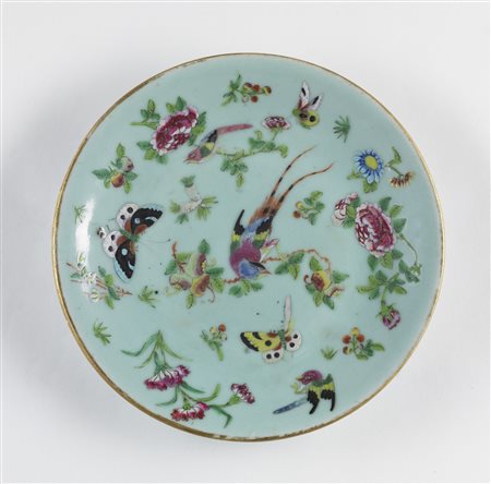 Arte Cinese  A pottery dish decorated with butterflies and bearing a seal mark at the backChina, late 19th century .